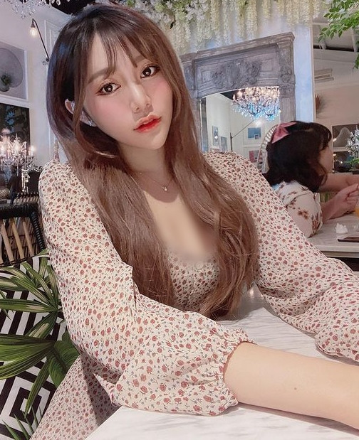 Dù từng bị chỉ trích ăn mặc hở hang để gây chú ý nhưng hot girl Tiểu Bạch không cho rằng mình sai. Theo cô nàng, trang phục của cô gợi cảm vừa phải, so với những hot girl khác thì không hề phản cảm.