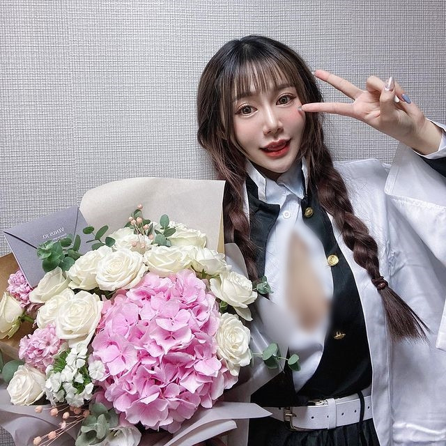 Cô nàng cũng từng có lần cố tình bung cúc, khoe vòng một, khiến nhiều người phải ngượng thay.