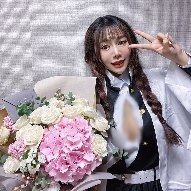 Cô nàng cũng từng có lần cố tình bung cúc, khoe vòng một, khiến nhiều người phải ngượng thay.