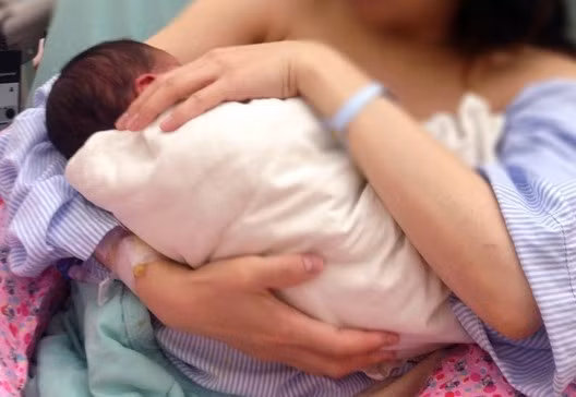 Me om con ngu say, khi tinh day khoc het nuoc mat vi...