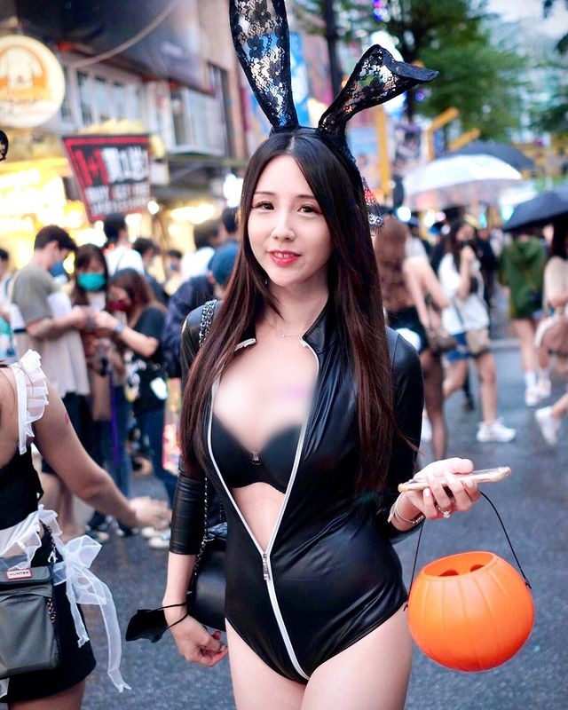 Trước đó, hình ảnh Mạc Mạc diện đồ bó sát, khoe nội y nóng bỏng bên trong cũng từng nhận phải nhiều chỉ trích vì quá lố lăng, phản cảm.