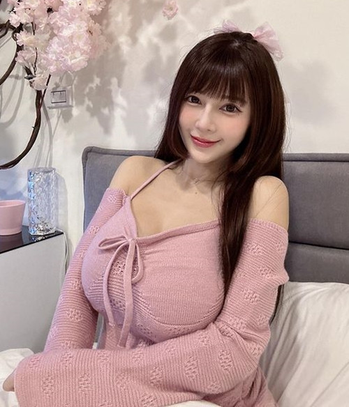 Theo nhiều người, trang phục màu hồng này khiến cô nàng vừa nóng bỏng, vừa ngọt ngào, thu hút mọi ánh nhìn.