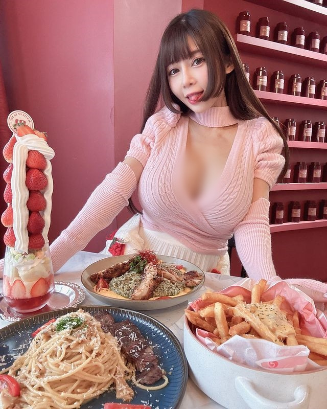 Theo tìm hiểu, An Hi một trong những hot girl gợi cảm người Đài Loan rất nổi tiếng. Cô nàng sở hữu khuôn mặt V-line, nụ cười ngọt ngào và đặc biệt là vòng một cup F, từng được tung hô là "nữ thần siêu vòng 1".