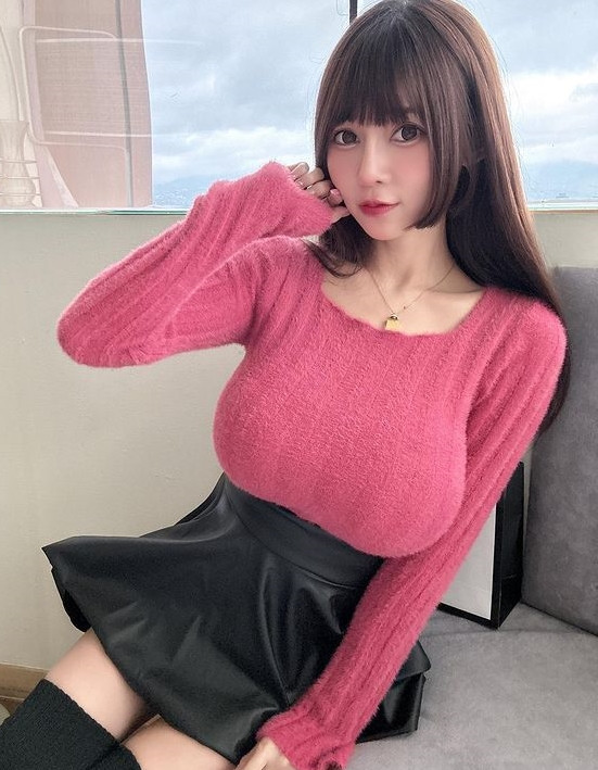 Cũng nhờ vòng một siêu khủng này, dù mặc kín hay hở, An Hi vẫn gợi cảm mê người, nổi bật khi xuất hiện ở bất cứ sự kiện nào.