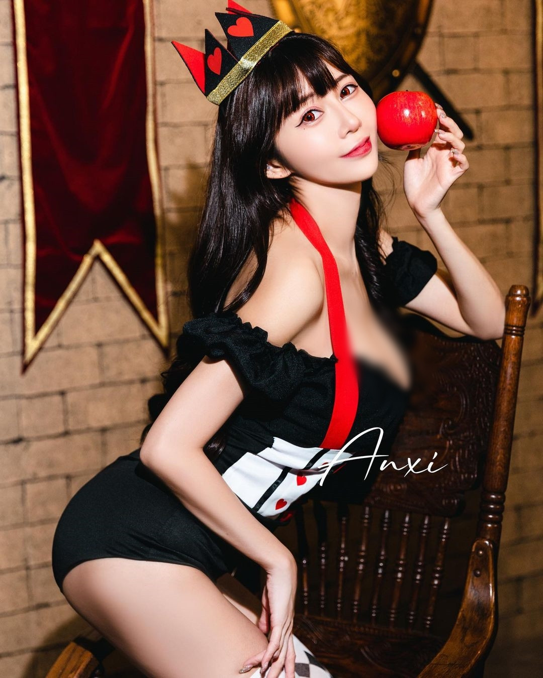 Cô nàng được đánh giá là gợi cảm mà không phản cảm, vừa đủ để khoe đường cong mê người.