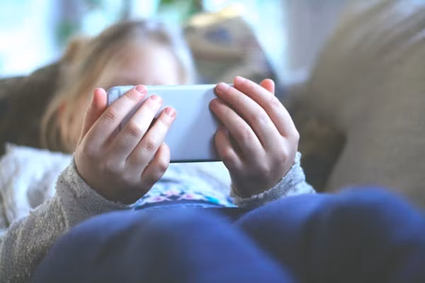 Bé gái 9 tuổi lão hóa như 50 vì làm điều này Be gai 9 tuoi lao hoa nhu 50 vi lam dieu nay