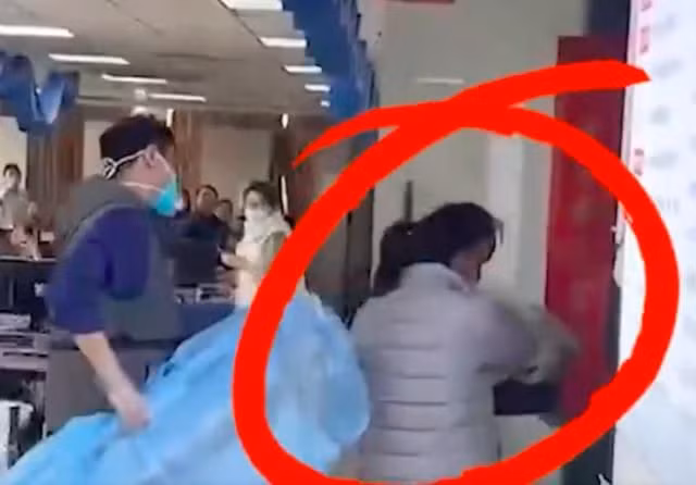 Khong biet co thai, nu cong nhan lam dieu ai cung choang