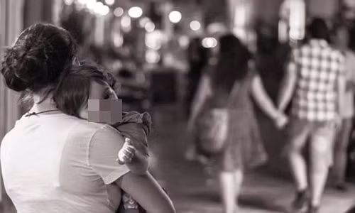 Nằm ôm con xem thử camera, đau đớn biết chồng ngoại tình Nam om con xem thu camera, dau don biet chong ngoai tinh