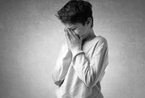 Con trai keu dau vung kin, me phat hien chuyen dong troi