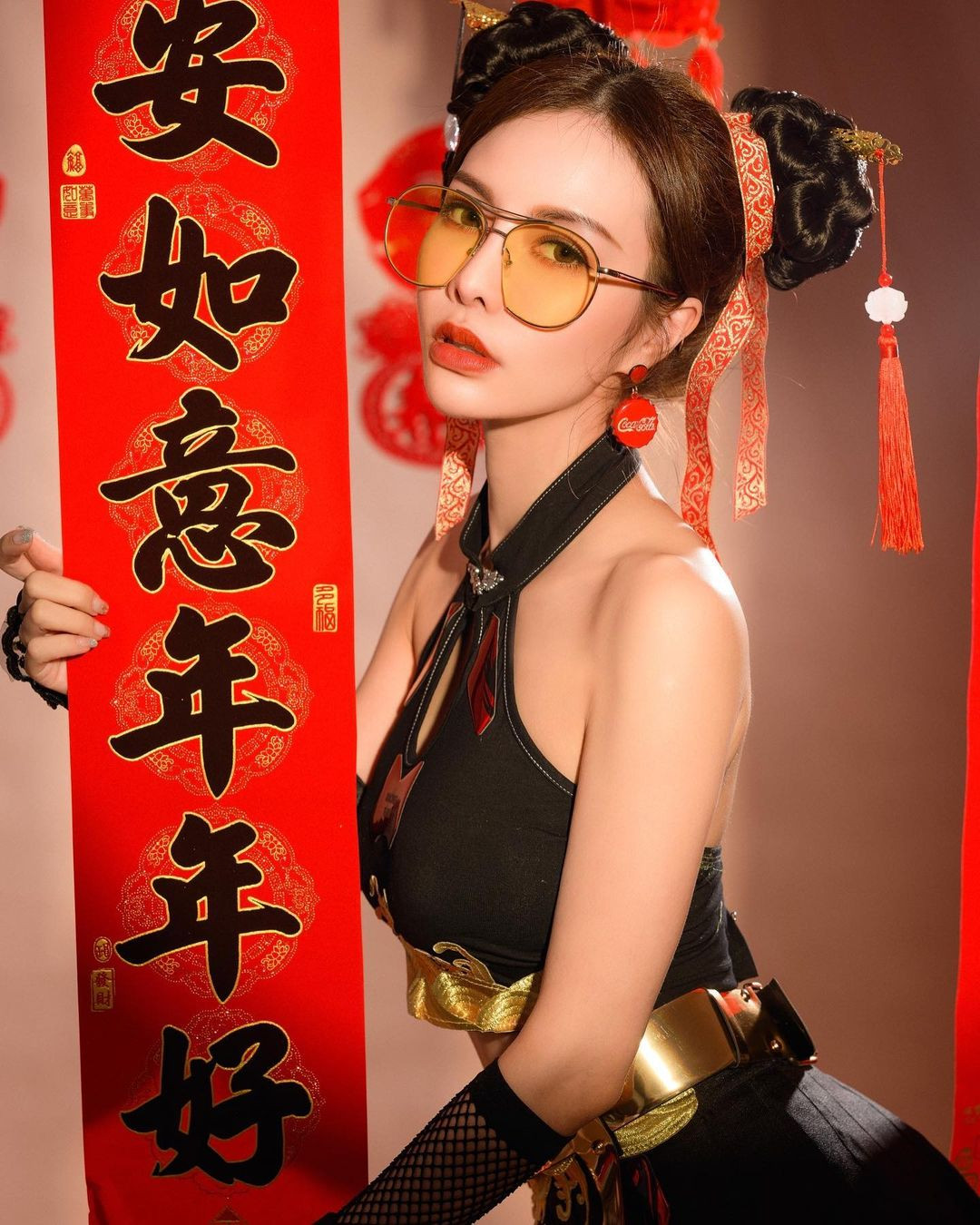 Vì vậy, không có lý do gì mà cô nàng không phô diễn những đường cong này.