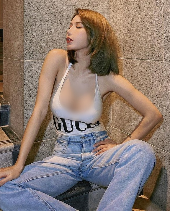 Tự tin với ngoại hình quyến rũ hơn người, Vưu Lý thường xuyên diện những set đồ hở hang, thiếu vải, khoe vẻ đẹp cơ thể.