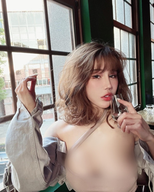 Trước đó, cũng không ít lần cô nàng khoe vòng một khủng trong những thiết kế táo bạo, khiến mọi người không khỏi nhức mắt.