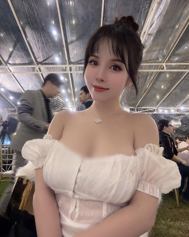 Vẻ đẹp của Hương Lăng được đánh giá là ngọt ngào, quyến rũ rất khó cưỡng. Dù diện trang phục nào cô cũng dễ dàng trở nên nổi bật.