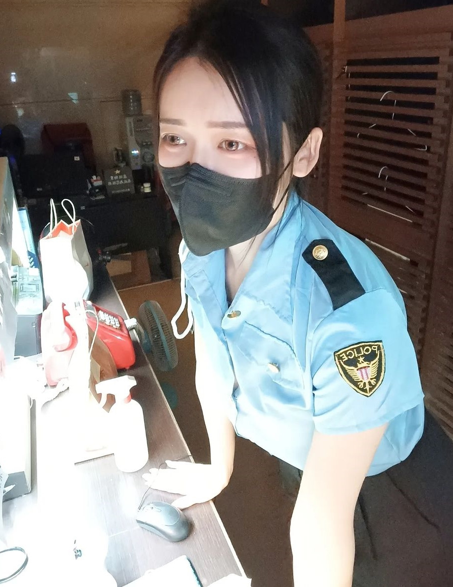 Đa số mọi người đều tán dương nhan sắc và thân hình nóng bỏng của cô nàng, đồng thời tò mò về danh tính của nữ bảo vệ.