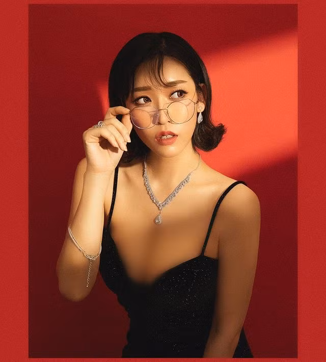 Vào dịp Tết Nguyên đán, hot girl xinh đẹp cũng đã khiến dân tình náo loạn khi tung ảnh diện chiếc váy sequin mày đen dáng body, bó sát cơ thể.