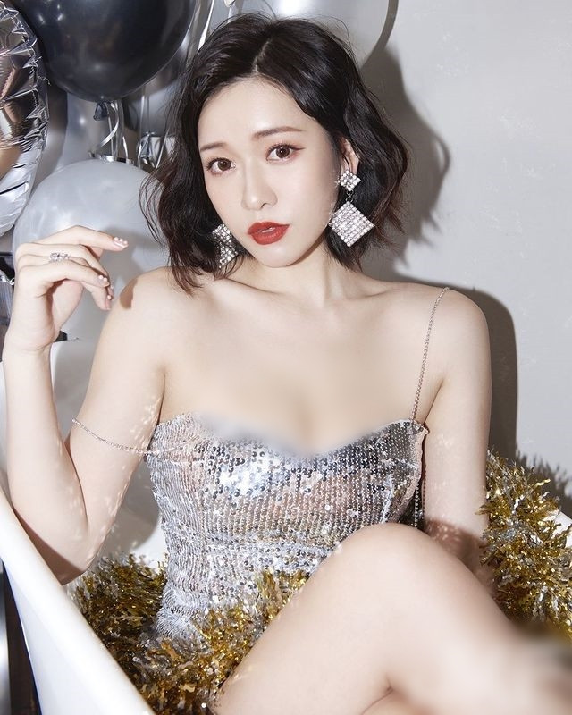 Cô nàng gia nhập công ty người mẫu từ rất sớm và phát triển hình ảnh theo hướng gợi cảm.