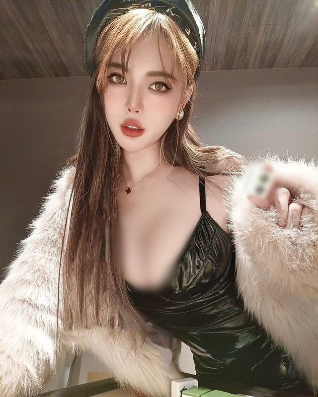 Ngay sau đó, Liên Muội xuất hiện tại một sự kiện về xe sang với tư cách một showgirl, cô nàng vẫn rất vui vẻ, tự tin, không mảy may bị ảnh hưởng bởi những lời chỉ trích.