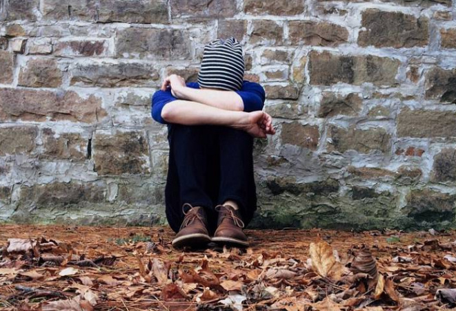 Be trai bi nhan tinh cua me bao hanh gay chan, loet hau mon