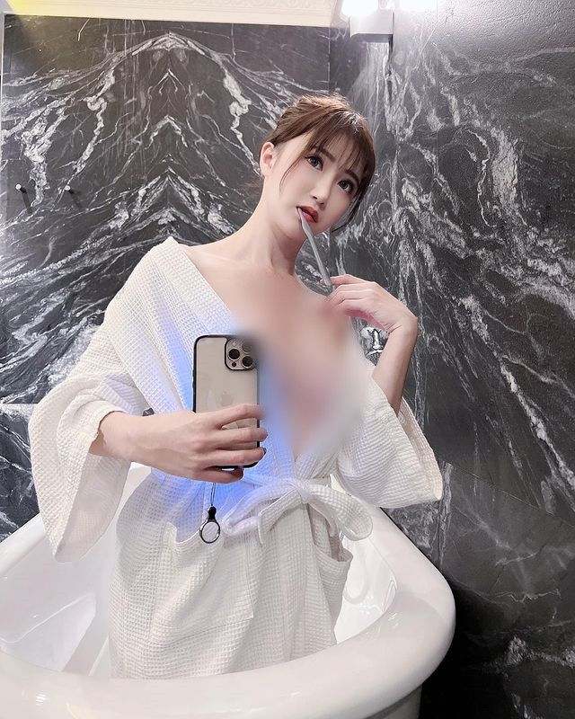 Theo tìm hiểu, Tiểu Na vốn là một hot girl gợi cảm có tiếng, thường xuyên xuất hiện trong những trang phục hở hang, thiếu vải.