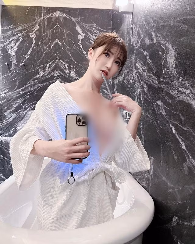 Theo tìm hiểu, Tiểu Na vốn là một hot girl gợi cảm có tiếng, thường xuyên xuất hiện trong những trang phục hở hang, thiếu vải.