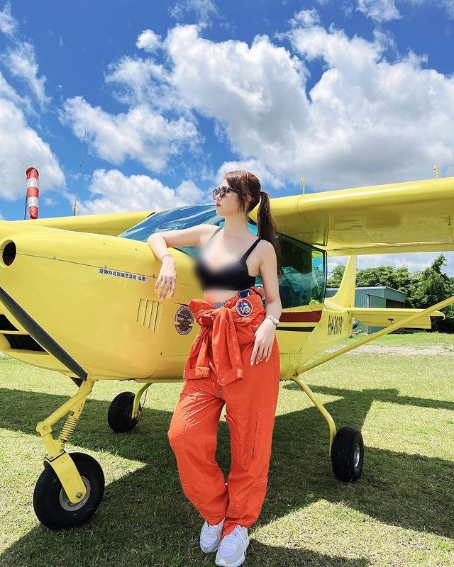 Cao 1m70, là một hot girl chân dài cực chuẩn, ngoài đôi chân nuột nà tự nhiên, cô nàng còn sở hữu gương mặt xinh đẹp không khác gì búp bê.