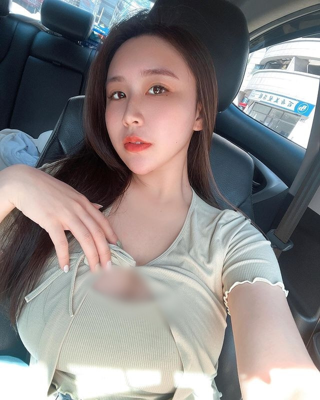 Nhờ số đo ba vòng cực nóng bỏng, đặc biệt là vòng một bắt mắt, hot girl gợi cảm Tôn Tôn còn được gọi với biệt danh "Nữ HLV siêu vòng một".