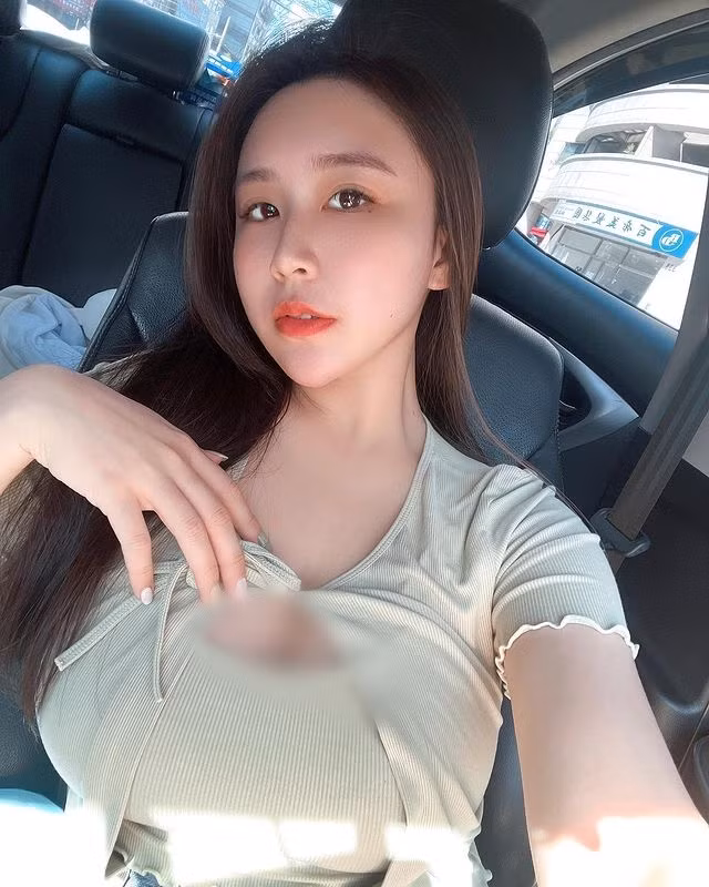Nhờ số đo ba vòng cực nóng bỏng, đặc biệt là vòng một bắt mắt, hot girl gợi cảm Tôn Tôn còn được gọi với biệt danh "Nữ HLV siêu vòng một".