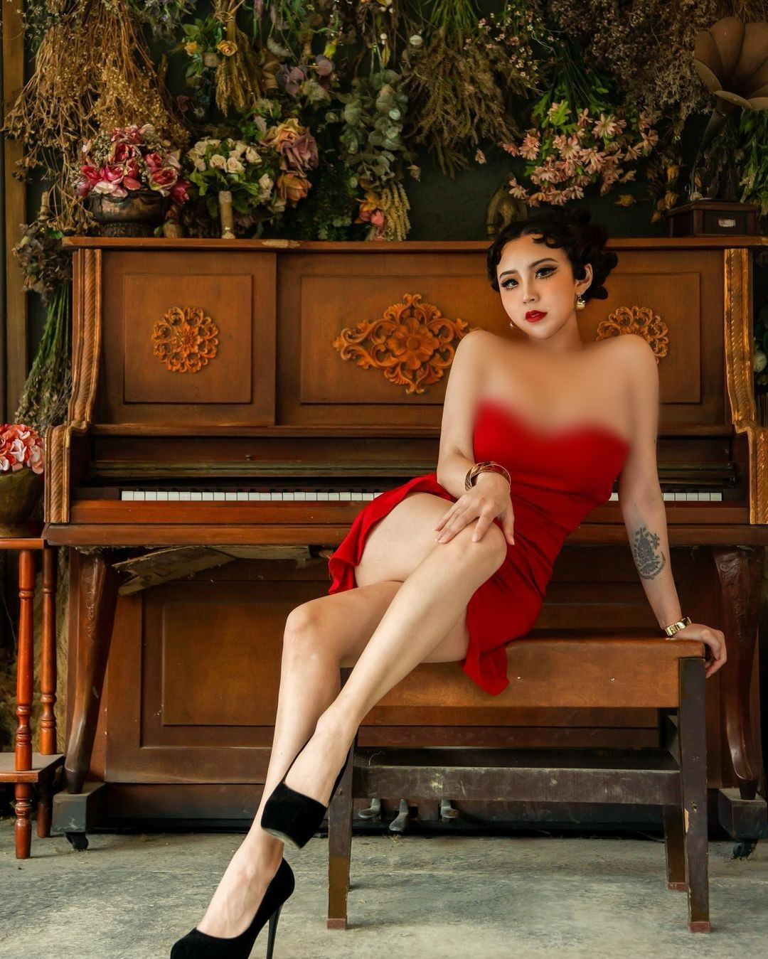 Với bộ tóc đen uốn xoăn và chiếc váy đỏ cúp ngực, xẻ tà cao, Tôn Tôn khoe trọn vẹn đường cong quyến rũ của cơ thể.