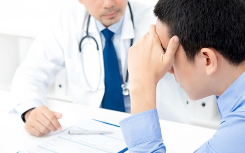 Dang dung thay dau than duoi, kham nam khoa phat hien chuyen kinh di