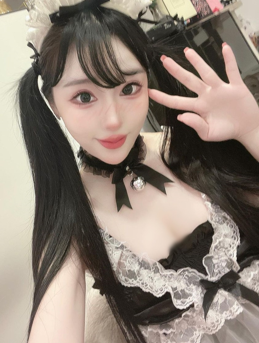 Hiện tại, Băng Hi đang là người mẫu của công ty JKF, lọt top 100 những gương mặt người mẫu thu hút, được yêu thích nhất.