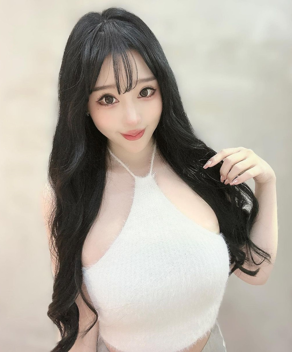 Theo tìm hiểu, Băng Hi cao 1m60, nặng 48kg, chòm sao Thiên Bình, vòng một cup E, thân hình vô cùng nóng bỏng.