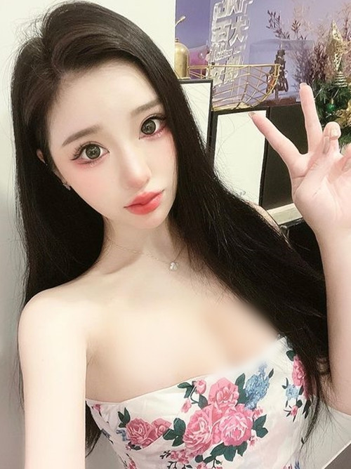 Người hâm một của Băng Hi cho rằng, hot girl vốn đã sở hữu đôi mắt to tròn, khuôn mặt thanh tú khó cưỡng, chưa kể đến những đường cong hoàn hảo của cô nàng.