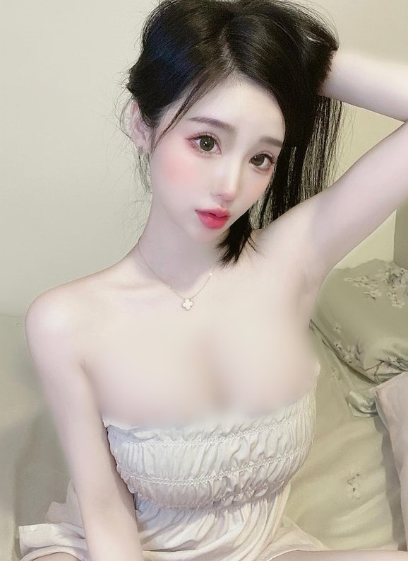 Ngoài việc làm người mẫu, Băng Hi còn có thể ca hát, nhảy múa. Cộng thêm lối nói chuyện rất có duyên, cô nàng ngày càng nhận được sự yêu thích của đông đảo mọi người.