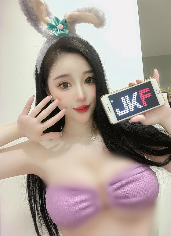 Cách đây không lâu, hình ảnh Băng Hi hoá nàng thỏ gợi cảm cũng gây được sự chú ý lớn.