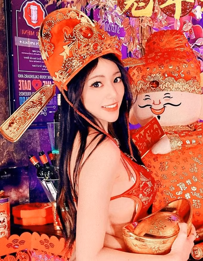 Mới đây, hình ảnh hot girl Tạ Lập Kỳ hoá thân thành Thần Tài gợi cảm, tay ôm thỏi vàng, chúc mọi người làm ăn kinh doanh phát đạt đang thu hút đông đảo sự chú ý của mọi người.