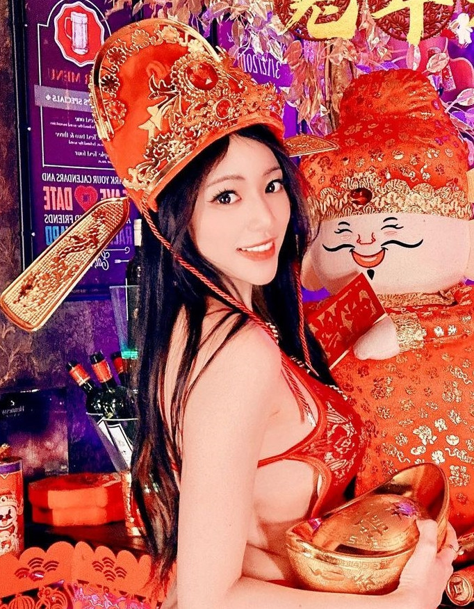 Mới đây, hình ảnh hot girl Tạ Lập Kỳ hoá thân thành Thần Tài gợi cảm, tay ôm thỏi vàng, chúc mọi người làm ăn kinh doanh phát đạt đang thu hút đông đảo sự chú ý của mọi người.