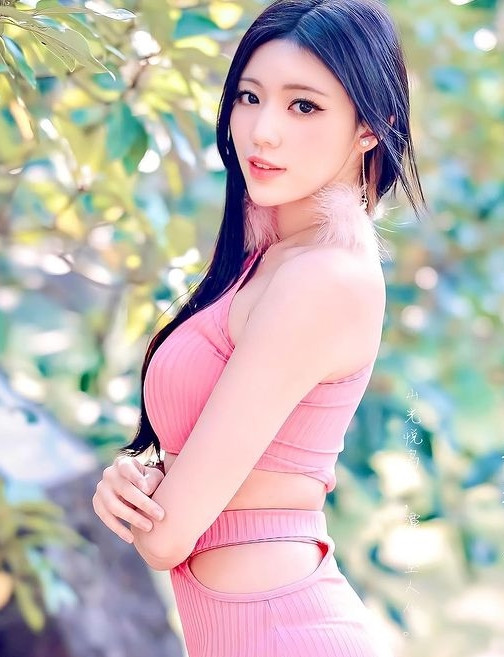 Qua những bức ảnh cô nàng đăng tải trên trang cá nhân, dù diện bất cứ trang phục nào, Tạ Lập Kỳ cũng thực sự nổi bật, có sức cuốn hút rất riêng, khó hot girl nào sánh kịp.