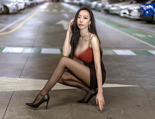 Cũng do sở hữu ngoại hình nổi bật như vậy, hot girl gợi cảm này thường diện những set đồ bó sát, thiếu vải, khoe triệt để đường cong cơ thể.