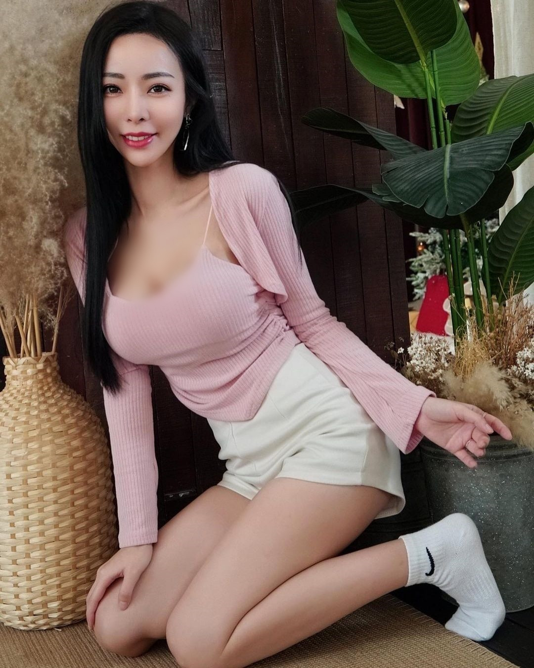 Dù chỉ diện đồ cực đơn giản với những trang phục đơn sắc, Ivy vẫn tự tin nhờ lợi thế ngoại hình của mình.