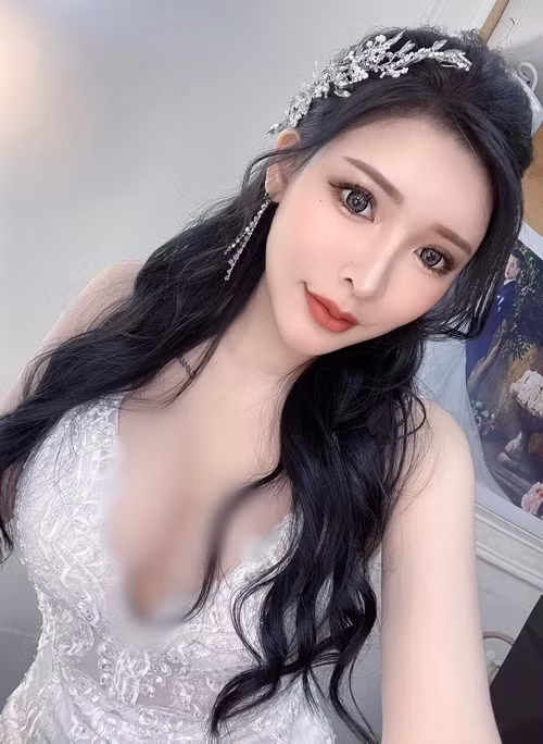 Cô nàng thường xuyên diện những set đồ xẻ sâu, khoe vòng một đầy đặn và thân hình đẹp chuẩn.