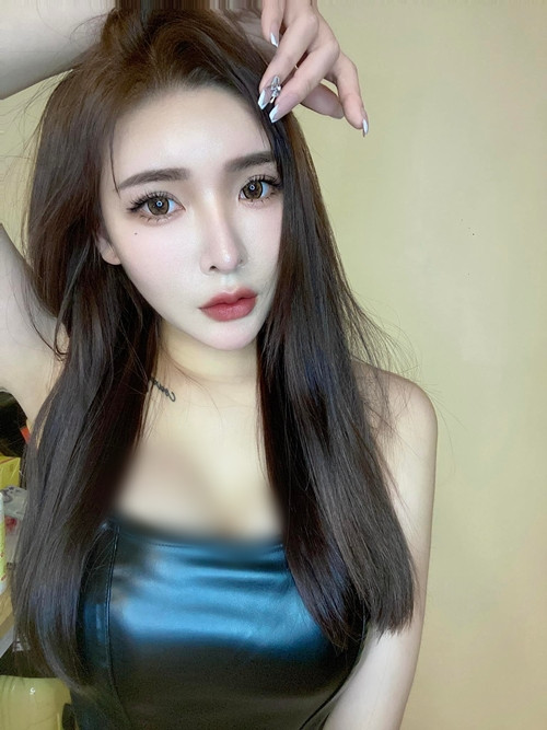 Được biết, ngoài việc làm người mẫu, San Nhi cũng là vũ công, hoạt náo viên, streamer có tiếng, được đánh giá là khá đa tài.