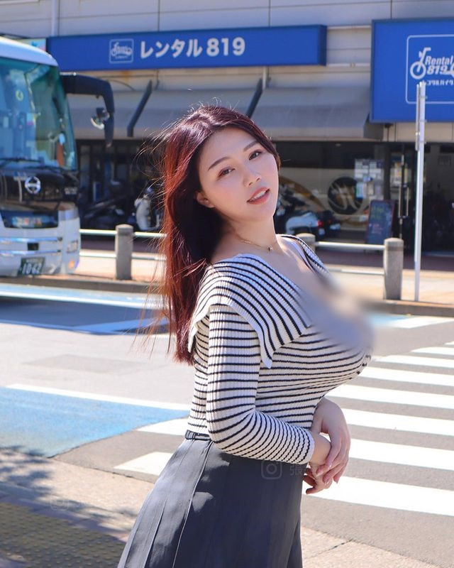 Theo Duy Á, cô rất vui khi được giao lưu với người hâm mộ và bạn bè. Chính vì thế mà Duy Á thường xuyên cập nhật hình ảnh trên trang cá nhân của mình.