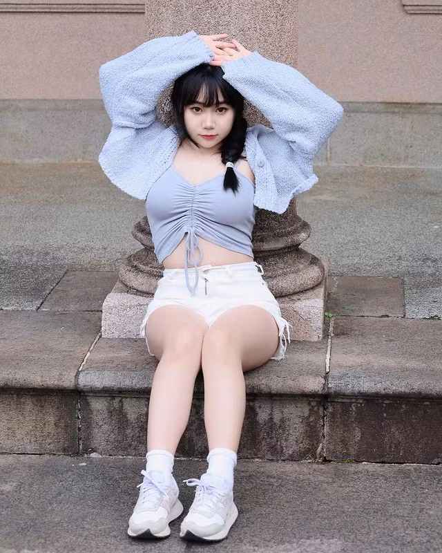 Trang phục thường ngày của hot girl gợi cảm Hoàng Vĩnh Hàm cũng theo phong cách ngắn, hở, khoe tối đa đường cong cơ thể.