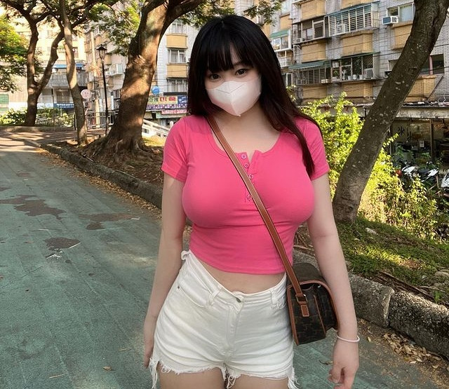 Các fan của Hoàng Vĩnh Hàm cũng đồng ý với cô nàng, họ cho rằng hot girl có một dáng vóc cân đối, khoẻ mạnh, tràn đầy sức sống.