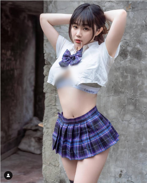 Mới đây, hình ảnh hot girl Hoàng Vĩnh Hàm, người Đài Loan, khoe dáng bốc lửa trong bộ đồng phục nữ sinh siêu ngắn đang gây xôn xao cộng đồng mạng. (Nguồn ảnh: IG)