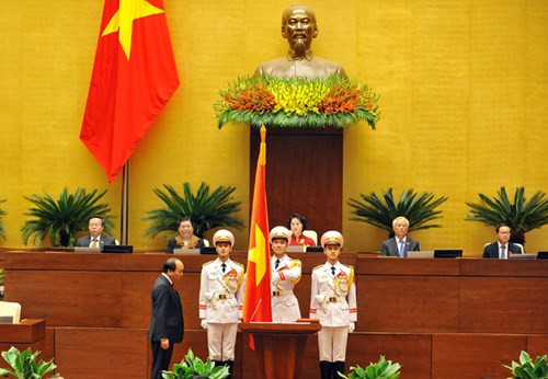 Tân Thủ tướng Nguyễn Xuân Phúc bước ra lễ đài.