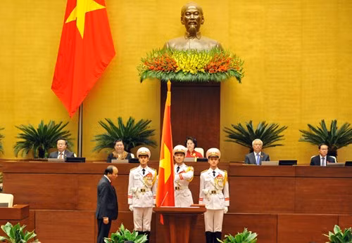 Tân Thủ tướng Nguyễn Xuân Phúc bước ra lễ đài.