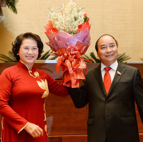Chủ tịch Quốc hội Nguyễn Thị Kim Ngân tặng hoa chúc mừng Thủ tướng Nguyễn Xuân Phúc.