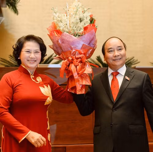 Chủ tịch Quốc hội Nguyễn Thị Kim Ngân tặng hoa chúc mừng Thủ tướng Nguyễn Xuân Phúc.