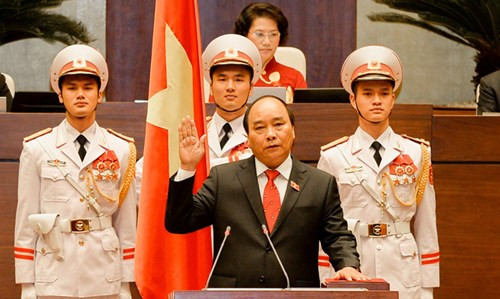 “Trước cờ đỏ sao vàng thiêng liêng của tổ quốc, trước Quốc hội, trước đồng bào và cử tri cả nước, tôi xin tuyên thệ: Tuyệt đối trung thành với tổ quốc, với nhân dân với Hiến pháp nước Cộng hòa XHCN Việt Nam. Tôi nguyện ra sức phấn đấu rèn luyện để hoàn thành tốt các nhiệm vụ của Đảng, Nhà nước và nhân dân giao phó”, tân Thủ tướng tuyên thệ.